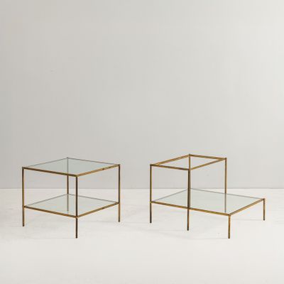 une paire de tables d'appoint en verre et en laiton
