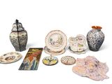 de nombreux types de vases et d'assiettes sur la table