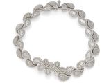 gros plan d'un bracelet en diamant sur fond blanc