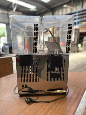 une petite machine posée sur une table