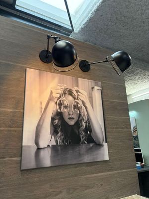 une photo d'une femme accrochée au mur