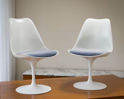 deux chaises posées sur une table en bois dans une pièce
