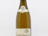 la bouteille de vin blanc est posée sur une surface blanche