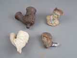 quatre figurines de formes et de tailles différentes posées sur une table