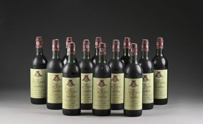 six bouteilles de vin sont alignées sur une table