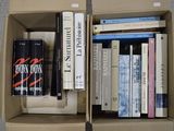deux cartons posés par terre, contenant des livres
