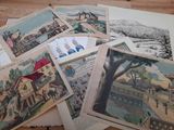 de nombreuses cartes postales anciennes posées sur la table