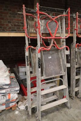 de nombreuses chaises empilées dans une pièce