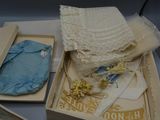 une boîte contenant une robe et un chapeau
