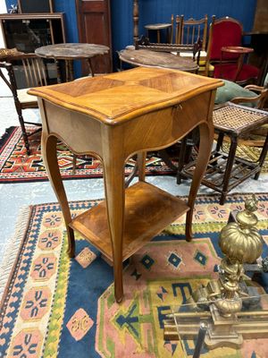 une petite table surmontée d'une étagère, dans une pièce