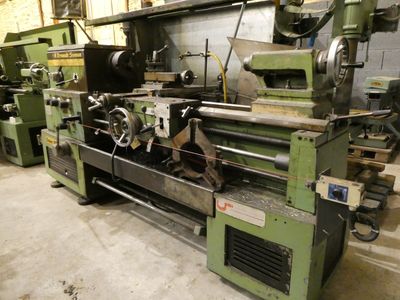 une grande machine installée dans une pièce