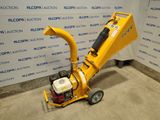 une machine jaune est garée devant un mur