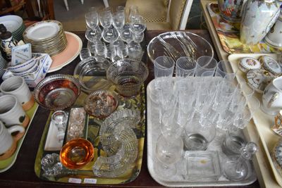 beaucoup d'assiettes et de verres sur la table