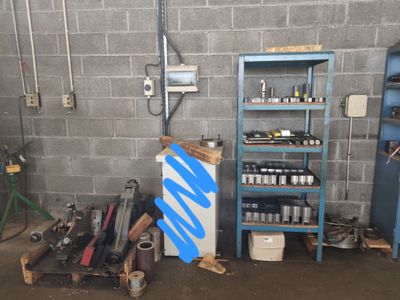 Etagère bleue avec divers outillage . On joint l'outillage s… - Photo 1