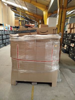 Les cartons sont empilés sur un chariot dans un grand entrepôt