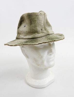 gros plan d'un chapeau sur la tête d'un mannequin