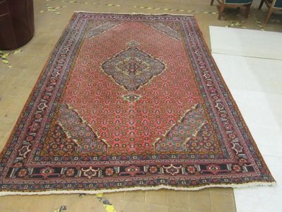 181.56 - TAPIS D'ORIENT DECOR MEDAILLON CENTRAL FOND ROSE - …