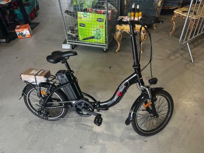 un vélo garé dans un magasin