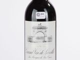 une bouteille de vin posée sur une table