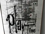 affiche représentant un dessin en noir et blanc d'un bâtiment sur lequel est inscrit « play time »
