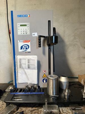 une machine posée sur un comptoir