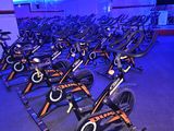 une salle remplie de vélos d'appartement dans une salle de sport