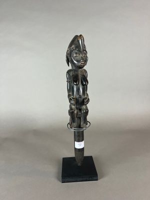 une statue en argent représentant un homme coiffé d'un chapeau