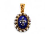 un gros plan d'un pendentif doré et bleu orné de perles