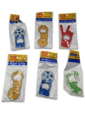 six décapsuleurs assortis dans des sachets en plastique, sur fond blanc