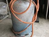 a propanene gas tank with a hose attached to it