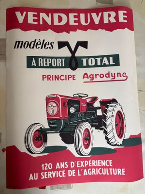 une affiche sur le mur d'un immeuble faisant la promotion d'un tracteur