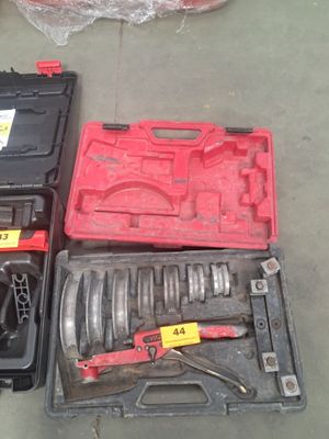 de nombreux outils dans la mallette posée sur le sol