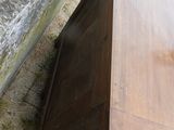 une caisse en bois accrochée au mur d'un immeuble