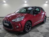 La Citroën rouge est garée dans une grande pièce