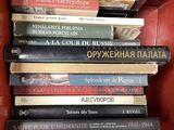 plusieurs livres empilés sur une étagère