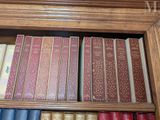 plusieurs livres sur une étagère dans une boîte à livres