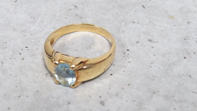 Bague en or jaune 750 millièmes ornée au centre d'une aigue marin...