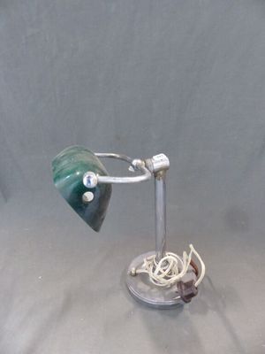 une lampe verte posée sur une table