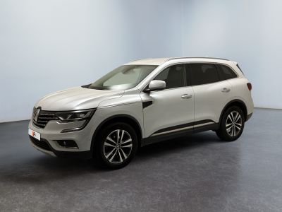 un SUV blanc garé dans une pièce aux murs bleus