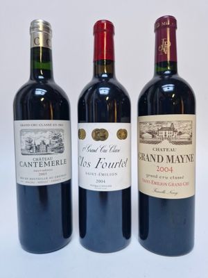 trois bouteilles de vin sont alignées sur une surface blanche