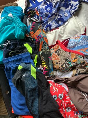 une valise remplie de sous-vêtements posée sur un lit