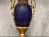 un vase bleu posé sur une table en verre
