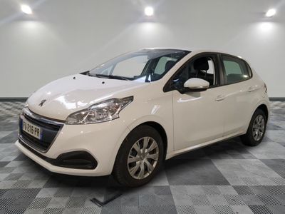 la petite voiture blanche est garée dans la pièce au sol en damier