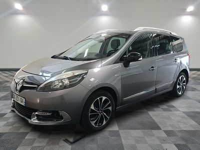 une photo d'un monospace argenté garé dans un showroom