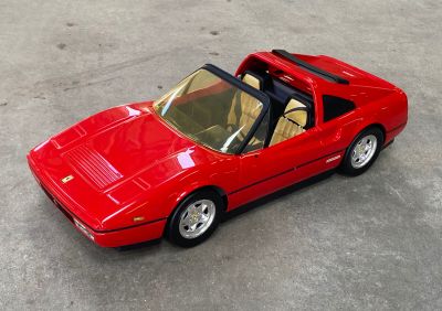 une petite voiture rouge posée par terre
