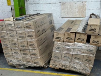 de nombreux cartons empilés les uns sur les autres dans un entrepôt