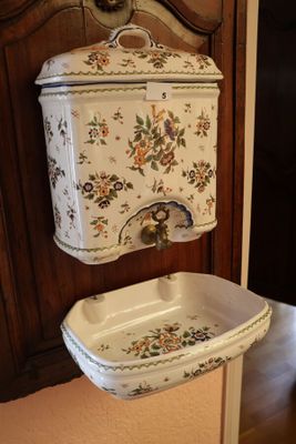 un lavabo blanc et un meuble en bois dans une pièce