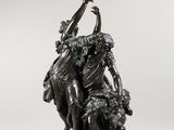 une statue en bronze représentant un homme et une femme accompagnés d'un chien