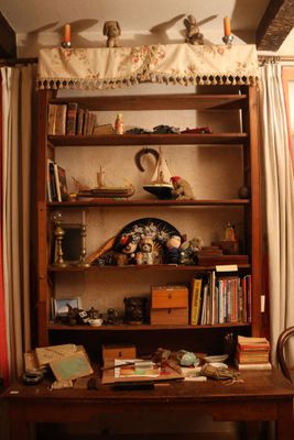 Contenu complet de l'étagère comprenant livres, jouets, boit… - Photo 1