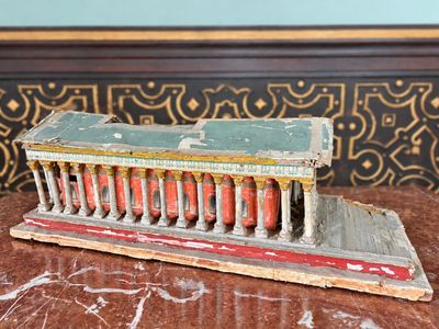 une petite maquette de bâtiment posée sur une table